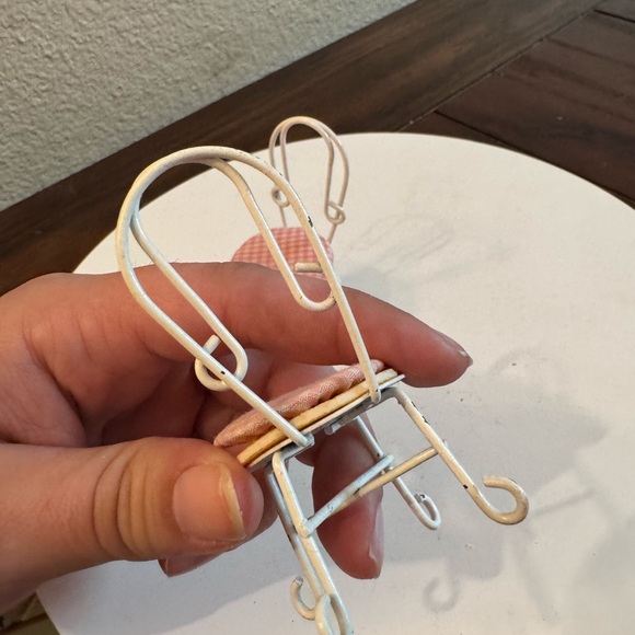 Vintage dollhouse furniture chairs 2 white & checkard - Picture 3 of 5